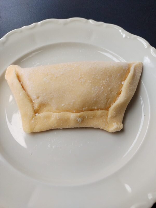 Empanada de queso vegano congelada cruda para freír u hornear